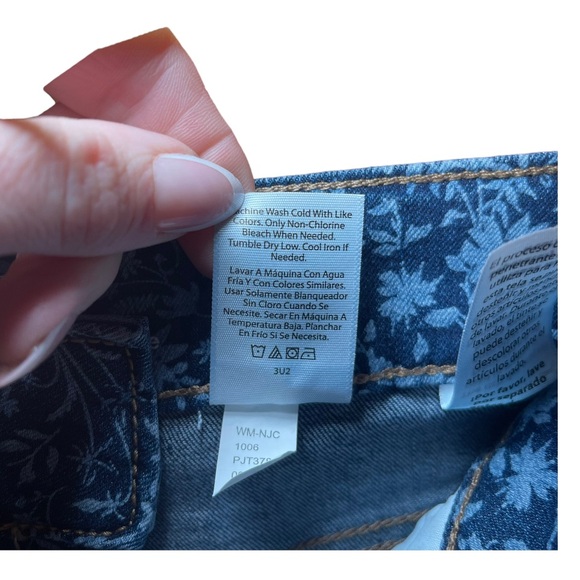 TIME AND TRU Mid Rise Floral Denim Shorts 8 NWOT - Picture 7 of 7